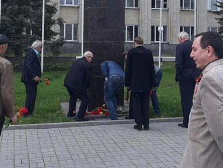 Члены трех политических партий Таганрога возложили цветы к бюсту Ленина, несмотря на самоизоляцию
