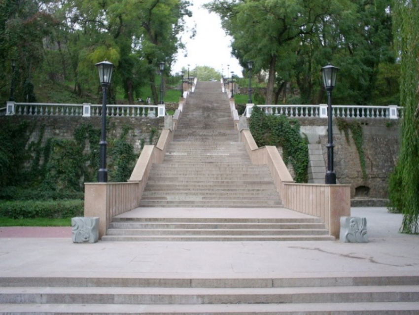 Ступени позора: Каменную лестницу захватили нетрезвые тинейджеры