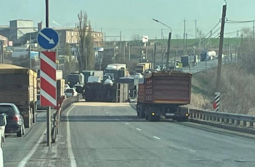 На трассе Ростов-Таганрог перевернулся зерновоз 