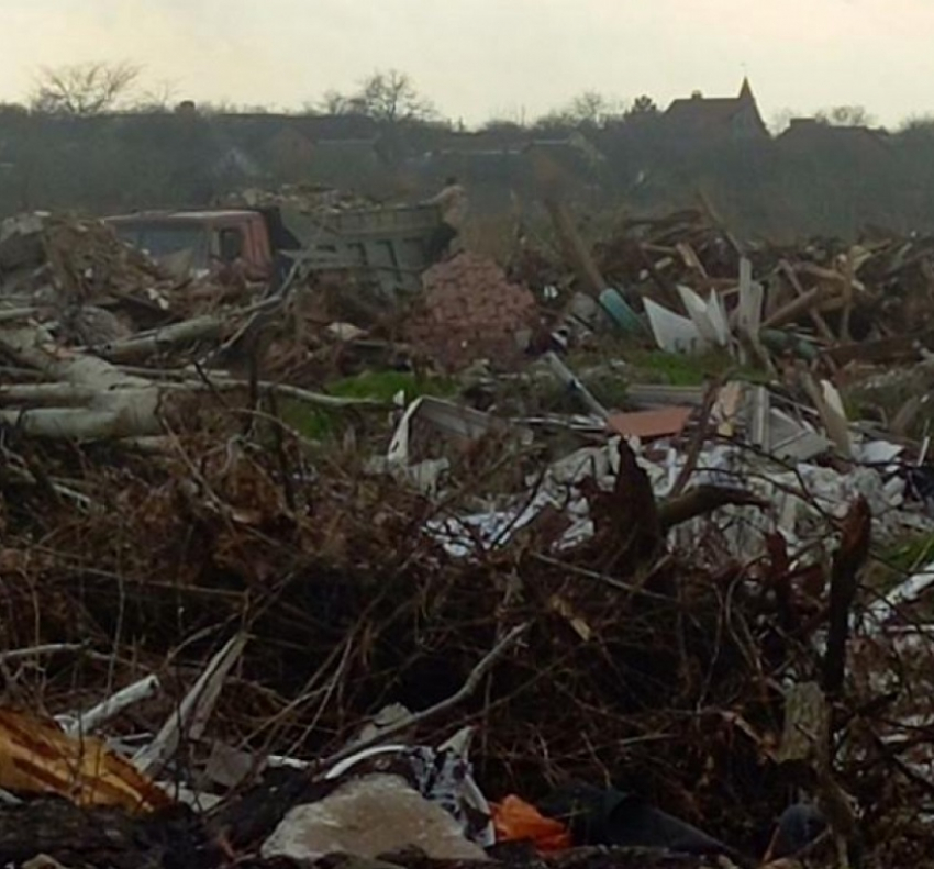 Стихийные свалки грозят спалить Таганрог, Минприроды охотится за «серыми возчиками» и просит помощи у жителей