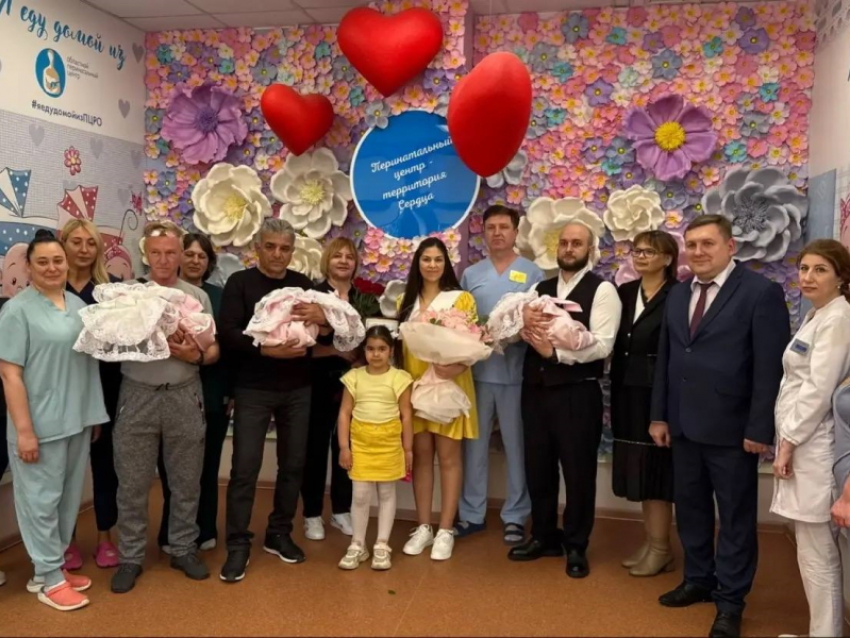 Дарина, Арина и Таисия: таганроженка выписалась из роддома с тройней