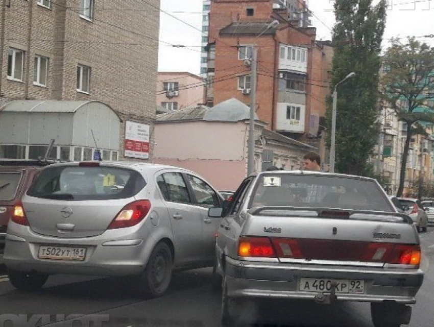 В нелепое ДТП попали водители-новички в Ростовской области