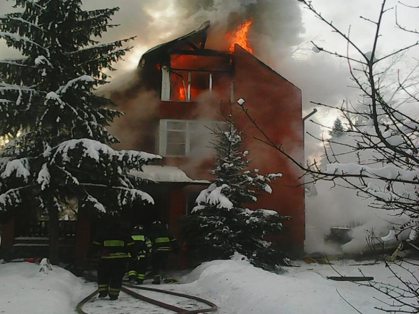 И снова пожар: в таганрогском садовом товариществе «Дружба» горел частный дом