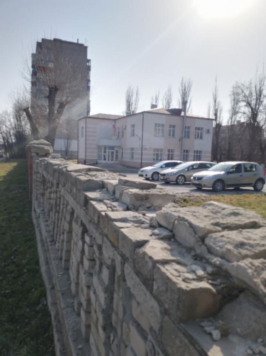 Контраст искусства: музыкальная школа в Таганроге выглядит как сказка, но забор — тихий ужас 