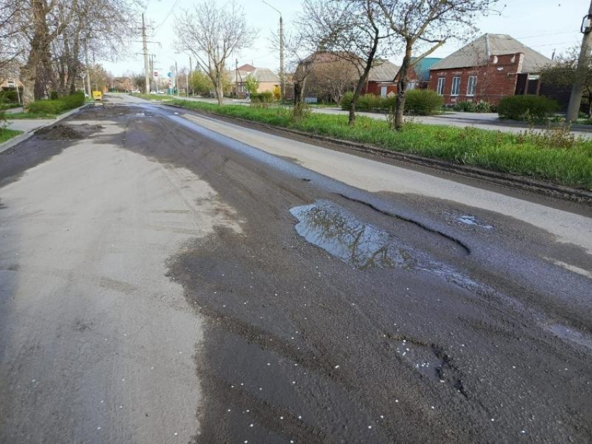 "Что за прелесть? Что за милота?": состояние дороги на Энергетической вызвало гневную иронию таганрожцев