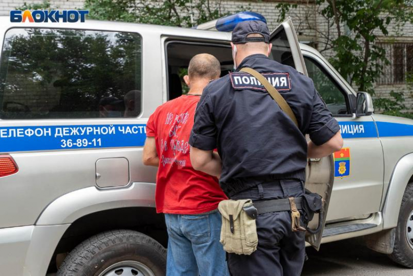 В Таганроге мужчина вскрыл автомобиль и позарился на мясорубку