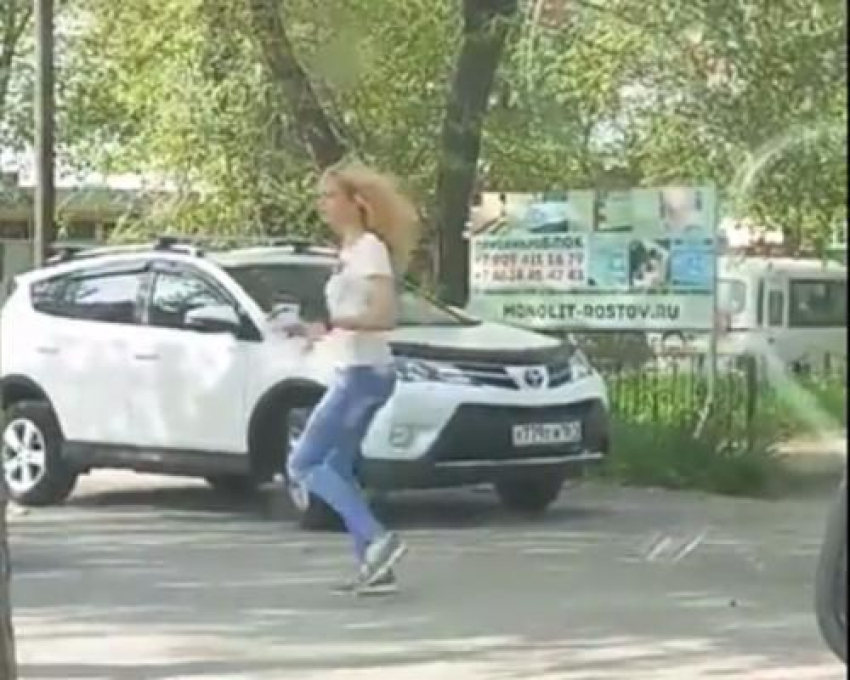 Танцующая в центре Таганрога девушка настраивала горожан на позитивный лад