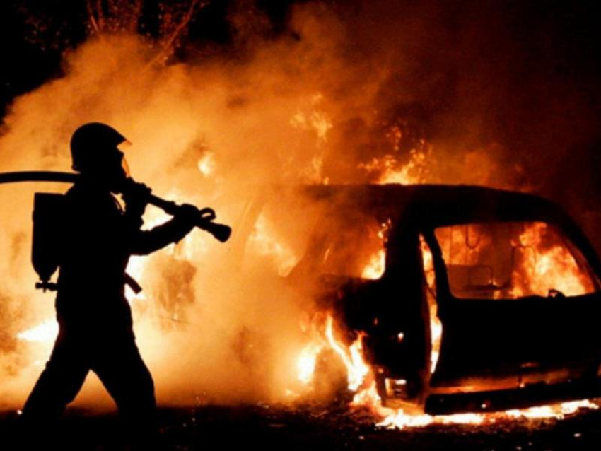 В Таганроге сгорел автомобиль «ВАЗ»  