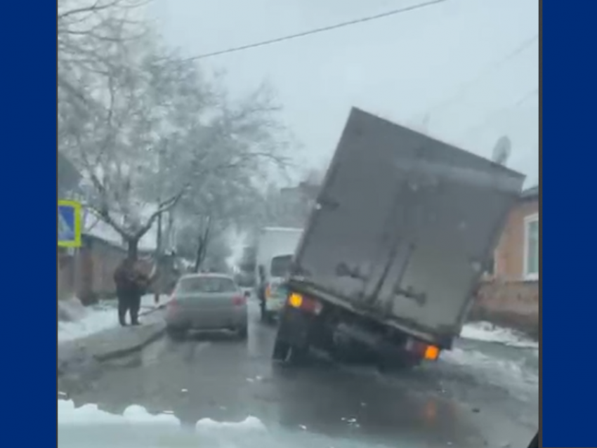 Машина провалилась в Автодоровском переулке Таганрога