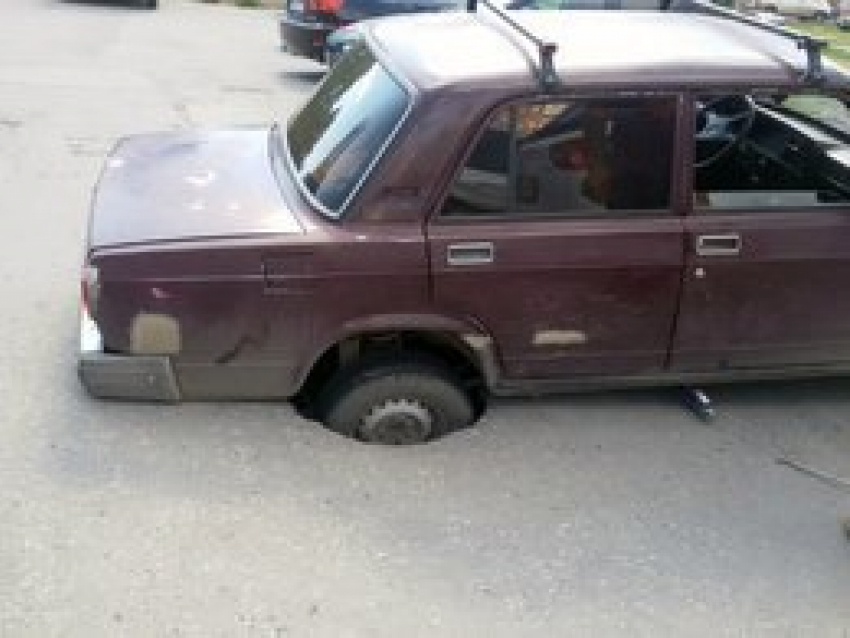В Таганроге автомобиль  провалился под асфальт задним колесом