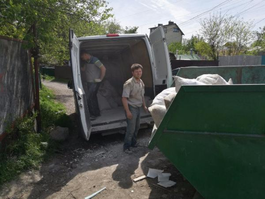Строителей-мусорщиков поймали с поличным жители Таганрога