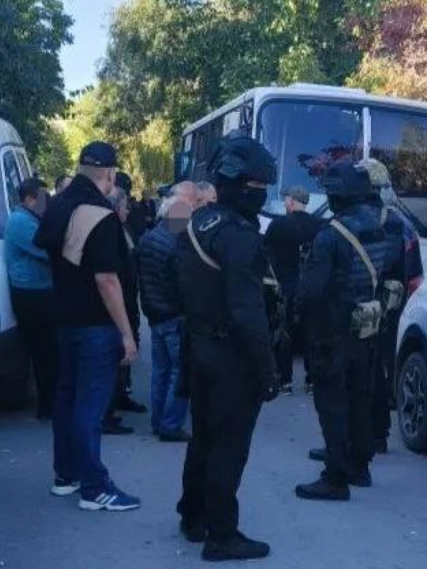 На Центральном рынке Таганрога прошел масштабный рейд: арестованы авто незаконных торговцев, вручены повестки в военкомат