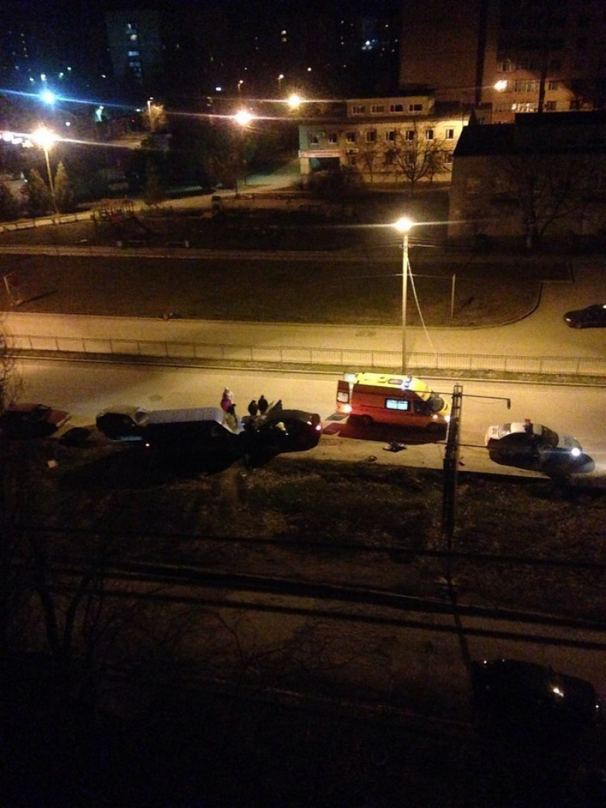 В Таганроге водитель перепутал полосы движения и протаранил два автомобиля
