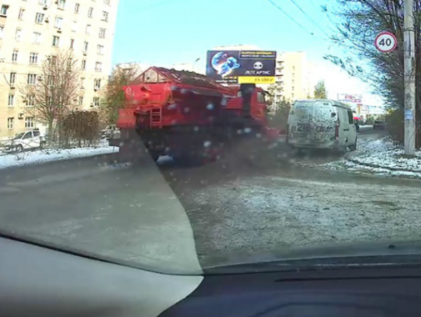В Таганроге лихач - водитель  осыпал гравием и непонятным дерьмом стоящий у обочины автомобиль
