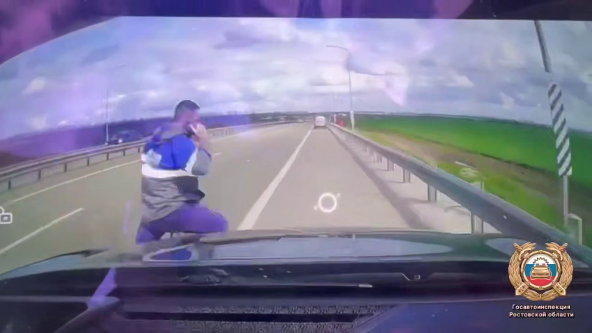 Говорил по сотовому и погиб под колёсами машины: кошмарная авария на трассе Ростов-Таганрог