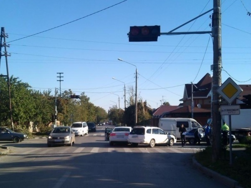 Четыре человека пострадали в Таганроге в автомобильной аварии