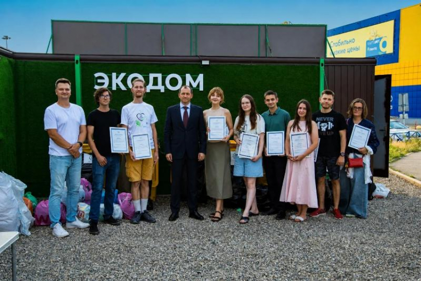 Волонтеров Таганрога поблагодарили за уборку побережья от мазута