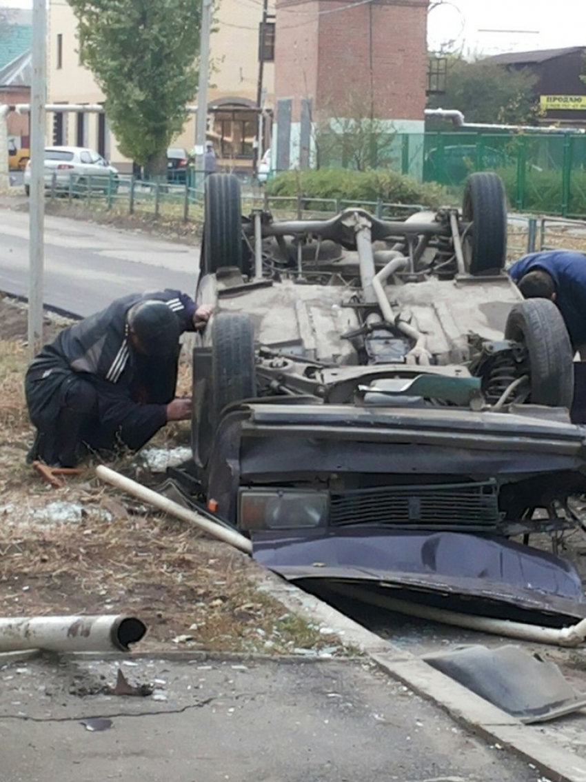 В Таганроге в результате ДТП перевернулся автомобиль