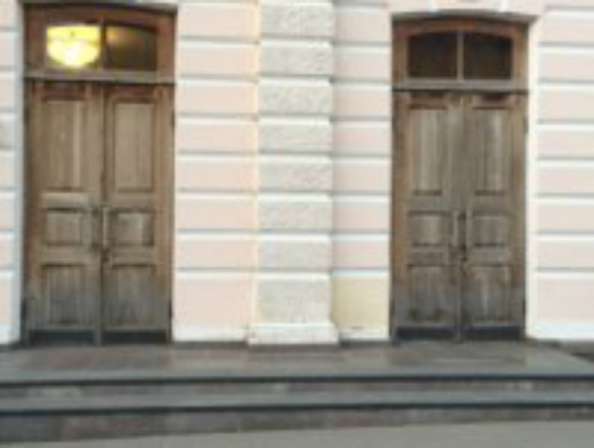 Театр в Таганроге начинается с обшарпанной двери, депутат Анищенко ткнул носом сити-менеджера в  эту проблему