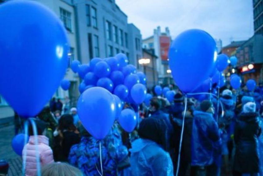 Жители Таганрога зажгли небо города синим цветом