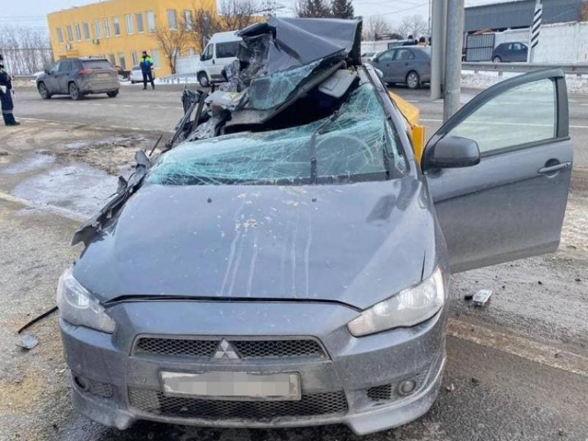 На трассе под Таганрогом погрузчик снёс крышу иномарке