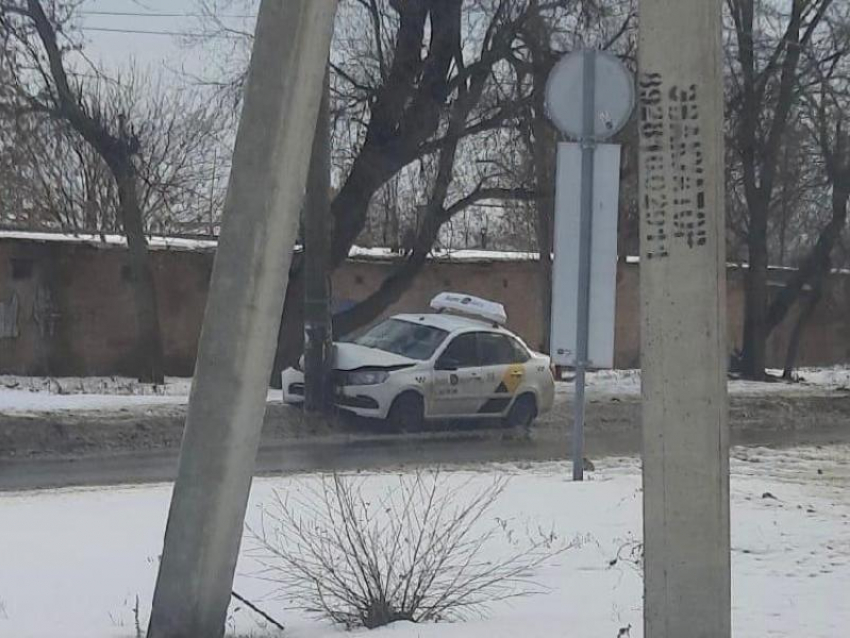 Небезопасный транспорт: в Таганроге такси протаранило столб