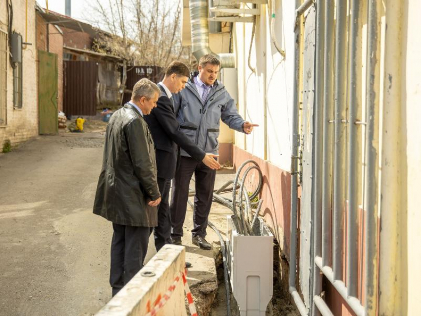 Парад министров в Таганроге: министр промышленности проверил, как загоняют под землю провода