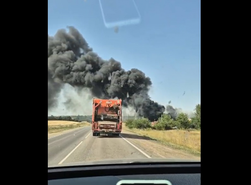 В селе под Таганрогом горел заброшенный завод