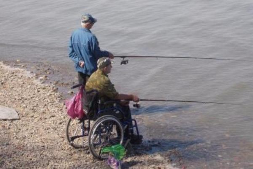 Таганрогские инвалиды посоревновались в ловле рыбы