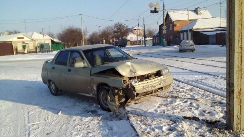 В Таганроге водитель отечественной легковушки протаранил столб