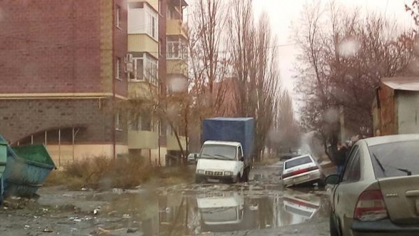 В глубокой таганрогской луже утонули сразу два автомобиля