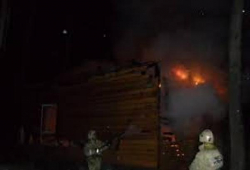 Частный дом в центре Таганрога вспыхнул по неизвестным причинам