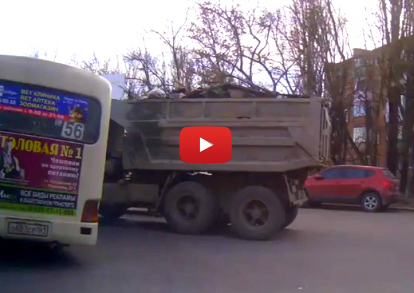 В Таганроге «Камаз» протаранил маршрутку с пассажирами