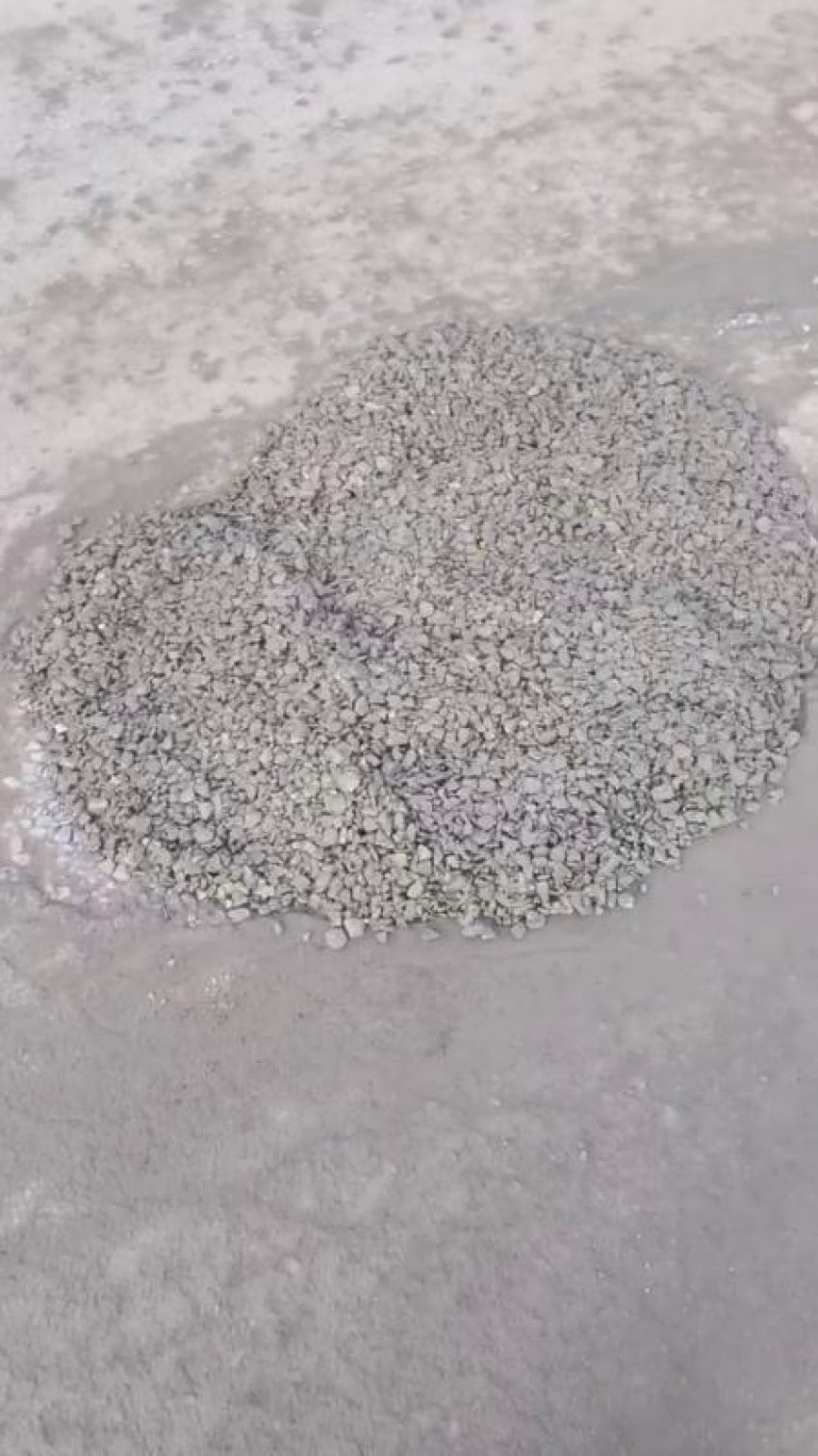 Таганрожцы последовали примеру сознательного водителя и засыпали ещё одну яму на Русском поле