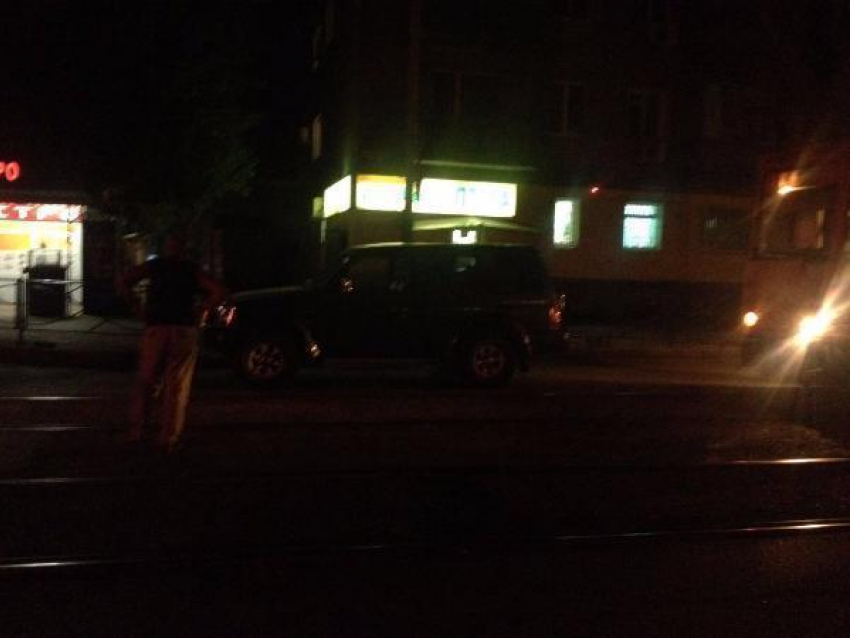 Крутой автолюбитель на джипе перекрыл движение трамваям в Таганроге
