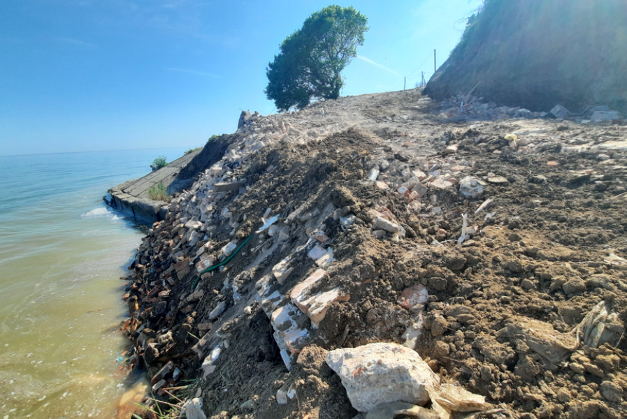 Выбрасывающие строительный мусор на побережье Таганрогского залива стали черноземом скрывать его