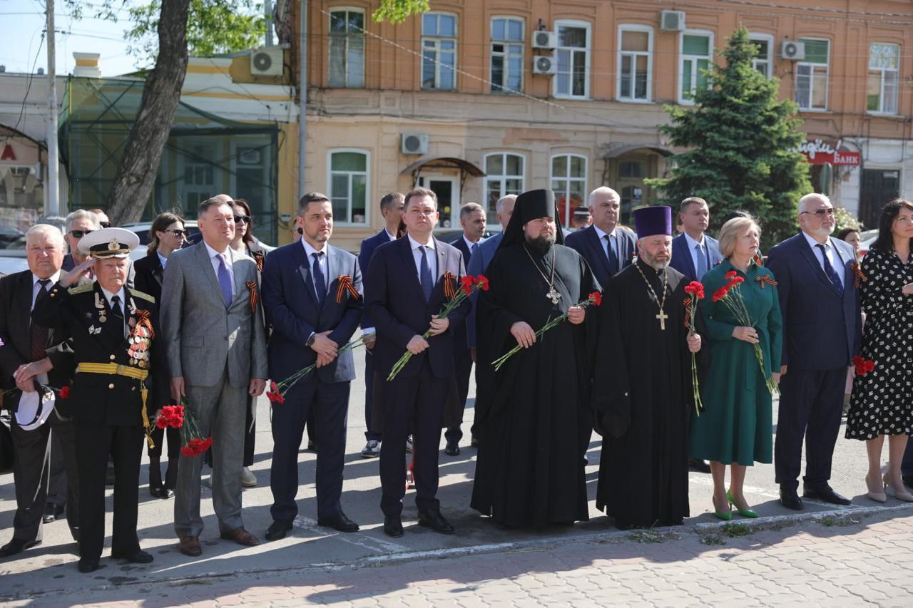 В Таганроге прошли торжественные церемонии возложения цветов