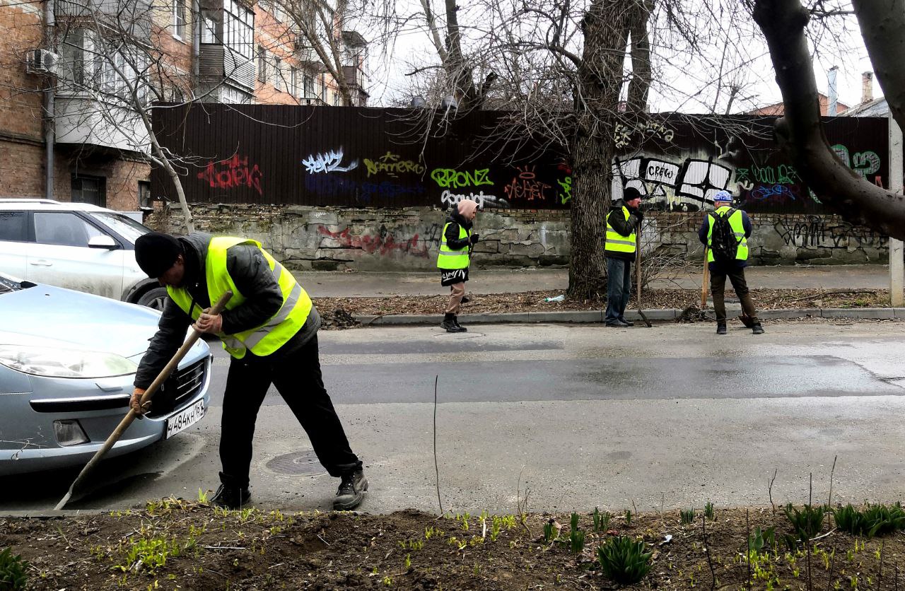 Таганрог оживает после зимы: днем и ночью идет уборка улиц