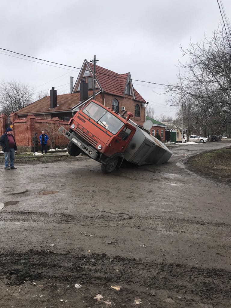 И смех и грех: спешащие на вызов работники Водоканала угодили в жестокую  ловушку