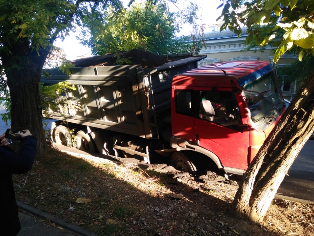 В Таганроге провалился под землю КамАз