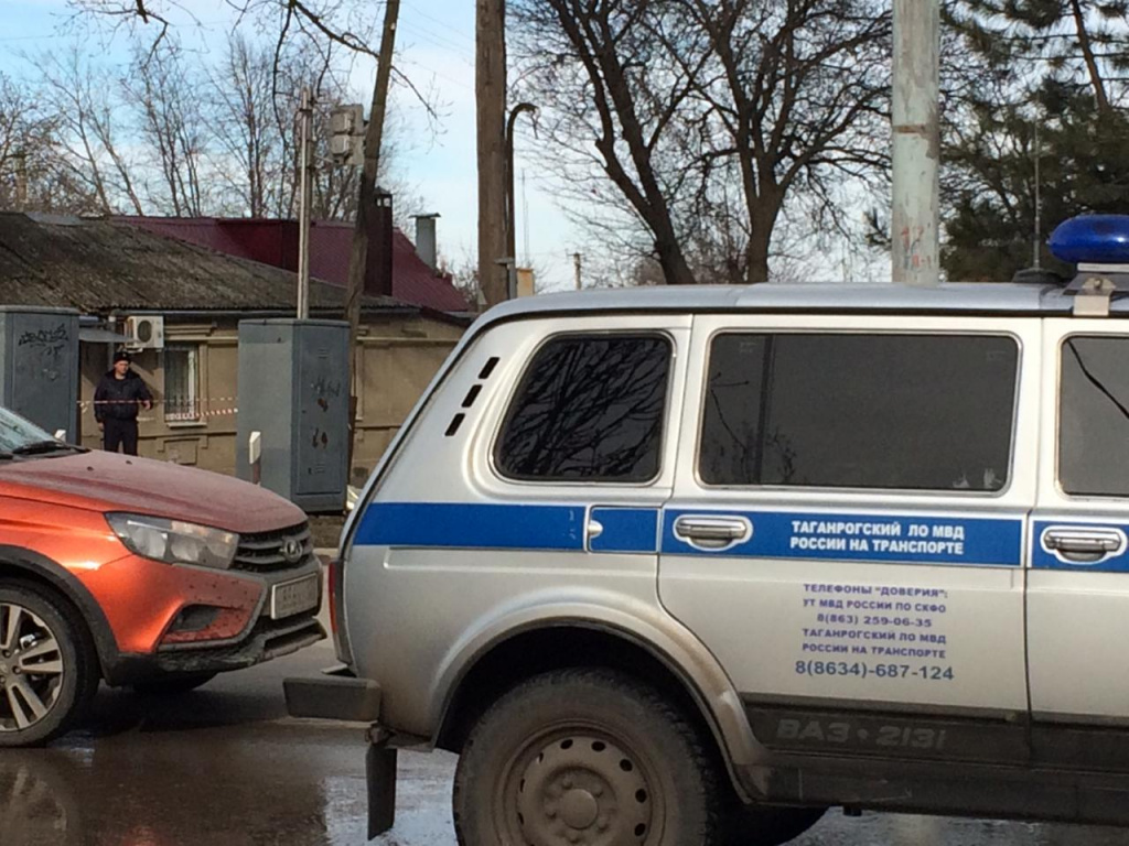 В Таганроге товарный поезд переехал человека