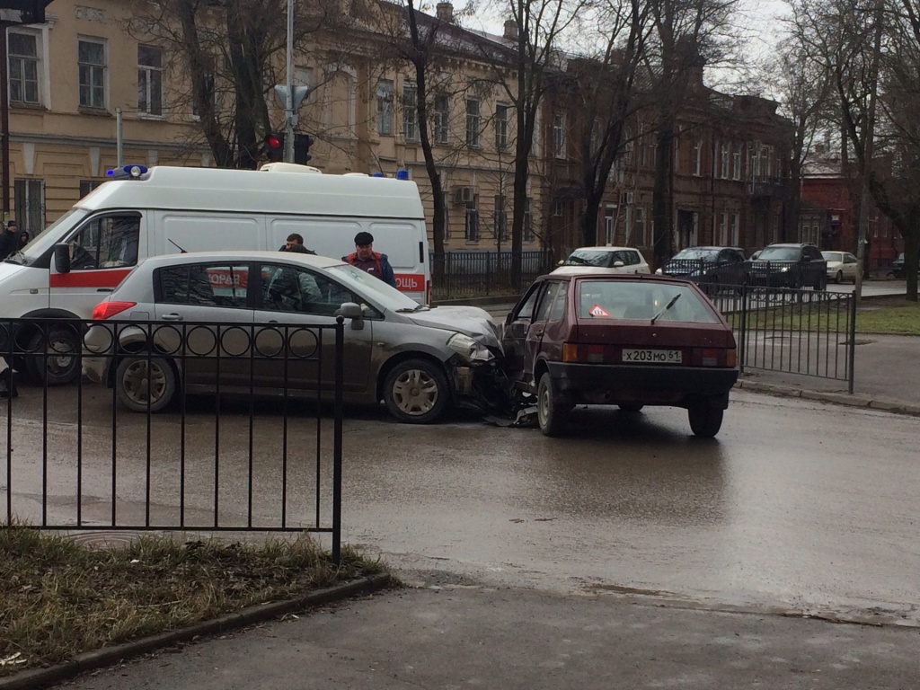 В Таганроге произошло ДТП с участием ВАЗ и иномарки