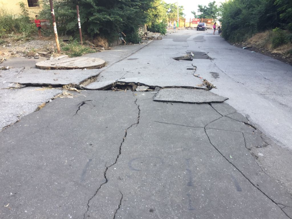 Даже замок не остановил таганрожцев, жаждущих поплавать